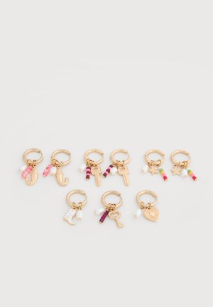 Nouă cercei cu tortiță aurii, fiecare cu mici talismane precum căluți de mare, chei, stele, inimi, mărgele și perle, pe un fundal deschis la culoare.