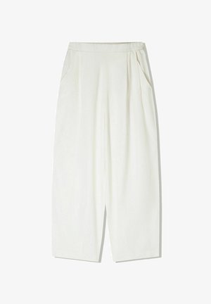 Hemmottavat, polvipituiset valkoiset housut, jotka on valmistettu kevyestä kankaasta ja joissa on sivutaskut sekä kerätty elastinen vyötärö.