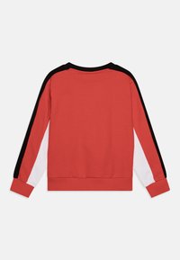 Felpa rossa con pannelli laterali neri e bianchi, collo rotondo, polsini e orlo a costine, tessuto morbido, design casual e confortevole.