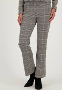 Geruite broeken in grijs, zwart en roest met een flared leg ontwerp. De stof heeft een gladde textuur met ruitpatronen en subtiele accenten.
