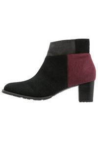 Stivaletti alla caviglia in suede nero e bordeaux con tacco incapsulato. Presenta un design a colori bloccati e una finitura liscia. Suola in gomma resistente.