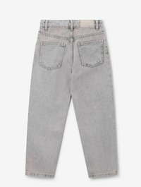 Jean en denim gris clair taille haute avec jambes droites, deux poches arrière, passants de ceinture et une petite étiquette de marque sur la taille.