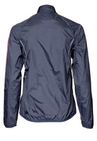 Chaqueta ligera de color azul marino con cuello alzado, cinturilla elástica y detalles en rosa en las mangas. Textura suave y diseño minimalista.