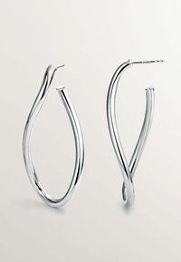 Pendientes de aro de plata con un diseño retorcido. Tienen una superficie lisa y reflectante, y un poste afilado para un ajuste seguro.