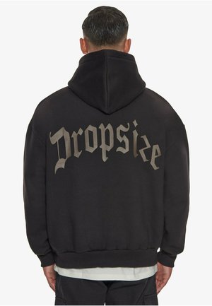 Schwarzer Kapuzenpullover mit einem auffälligen grauen "Dropsize"-Druck auf der Rückseite. Hergestellt aus weichem Material mit gerippten Bündchen und Saum.
