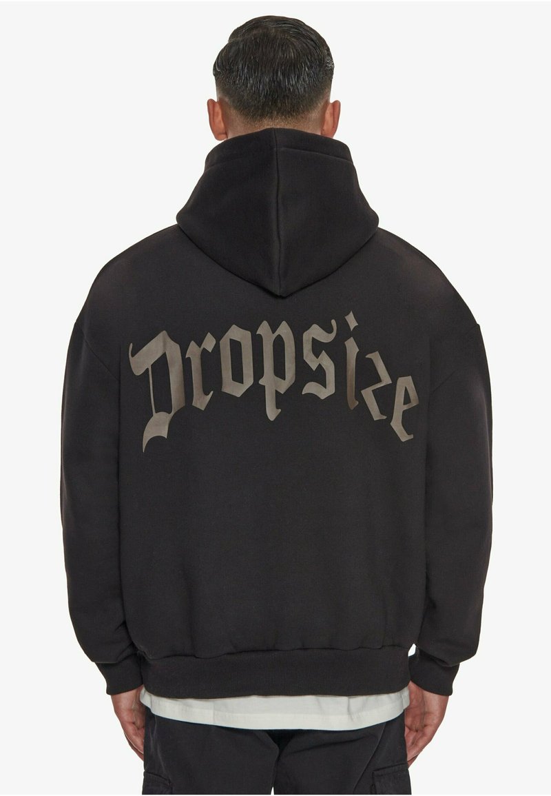 Schwarzer Kapuzenpullover mit einem auffälligen grauen "Dropsize"-Druck auf der Rückseite. Hergestellt aus weichem Material mit gerippten Bündchen und Saum.