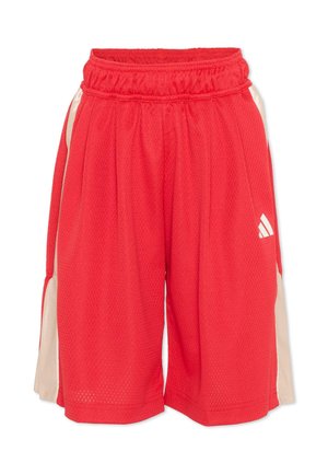 Pantalones cortos deportivos de malla roja con cintura elástica y paneles laterales beige, con un pequeño logo blanco de Adidas en la pierna derecha.