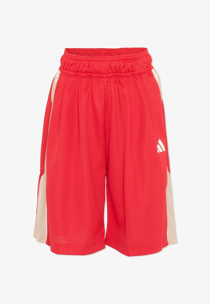 Shorts de sport en mesh rouge avec une ceinture élastique et des panneaux latéraux beige, comportant un petit logo blanc Adidas sur la jambe droite.