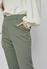 VILA VARONE HW SLIM - NOOS - Chino - laurel wreath