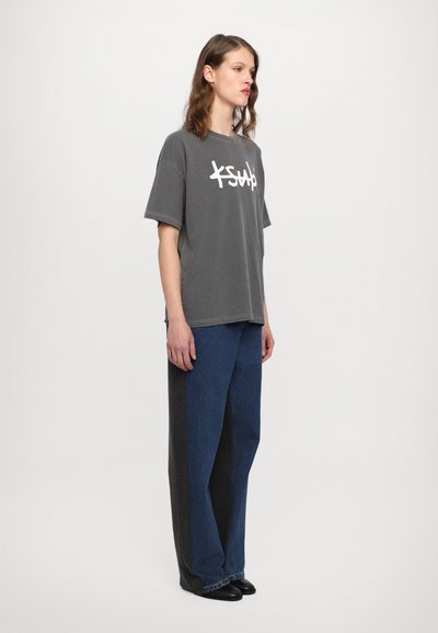 Ksubi TEE - Trükipildiga T-särk - charcoal grey