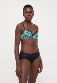 Zwarte slips met kantaccenten en een turquoise zebra-gestreepte beha met draad, voorzien van verstelbare bandjes en een soepele afwerking.