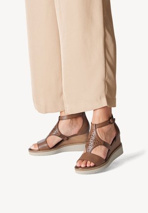 Tamaris Sandalen met sleehak - cognac