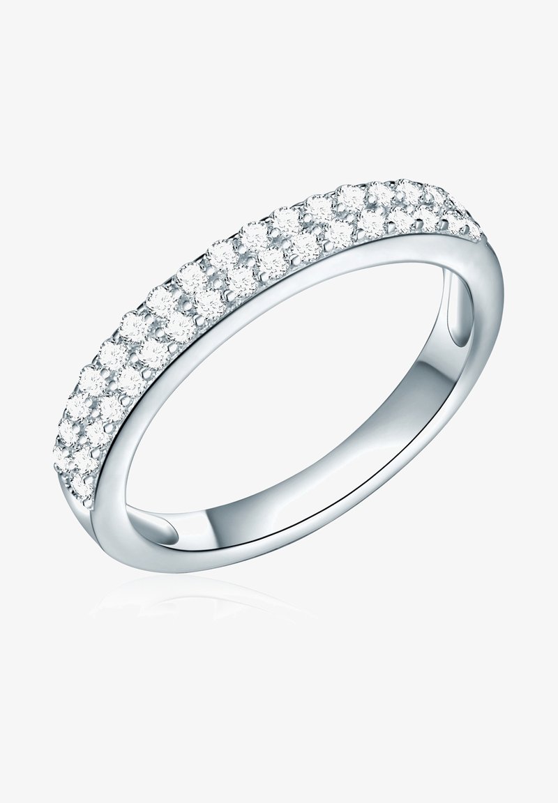 Bague en argent avec trois rangées de petits diamants ronds sertis sur la moitié supérieure de l'anneau, finition polie.