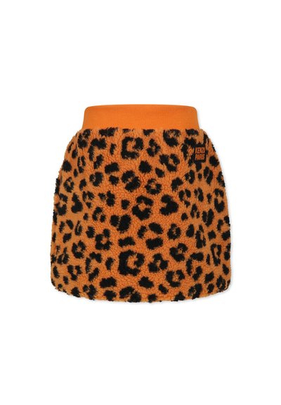 Jupe en fourrure orange avec imprimé léopard noir, dotée d'une ceinture côtelée et d'une petite étiquette logo sur le côté. Texture douce et design arrondi.