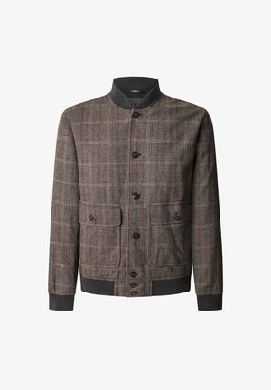 Veste à carreaux bruns avec un col, boutonnage à l'avant, deux poches poitrine et des poignets en côtes. Tissu texturé avec des accents foncés au niveau du col et de l'ourlet.