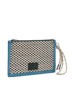 Rechteckige gewebte Clutch mit schwarz-weißem Muster, türkisfarbener Einfassung, Reißverschluss oben und beigem Handgelenksriemen mit schwarzen Akzenten.