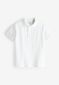 Polo shirt blanc à manches courtes en coton, avec un col classique, une patte de boutonnage à trois boutons et un logo discret sur l'ourlet.