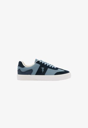 Lavtop sneaker med lyseblåt mesh og marineblå ruskindspaneler, lyseblå snørebånd, hvid sål og et lille broderet logo på siden.