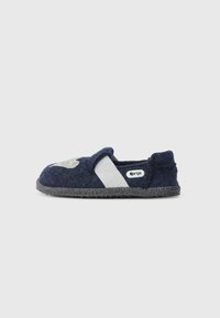 Pantofola in feltro blu navy con fascia elastica grigia. Presenta un accento argentato e una suola testurizzata per la presa. Design casual e facile da indossare.