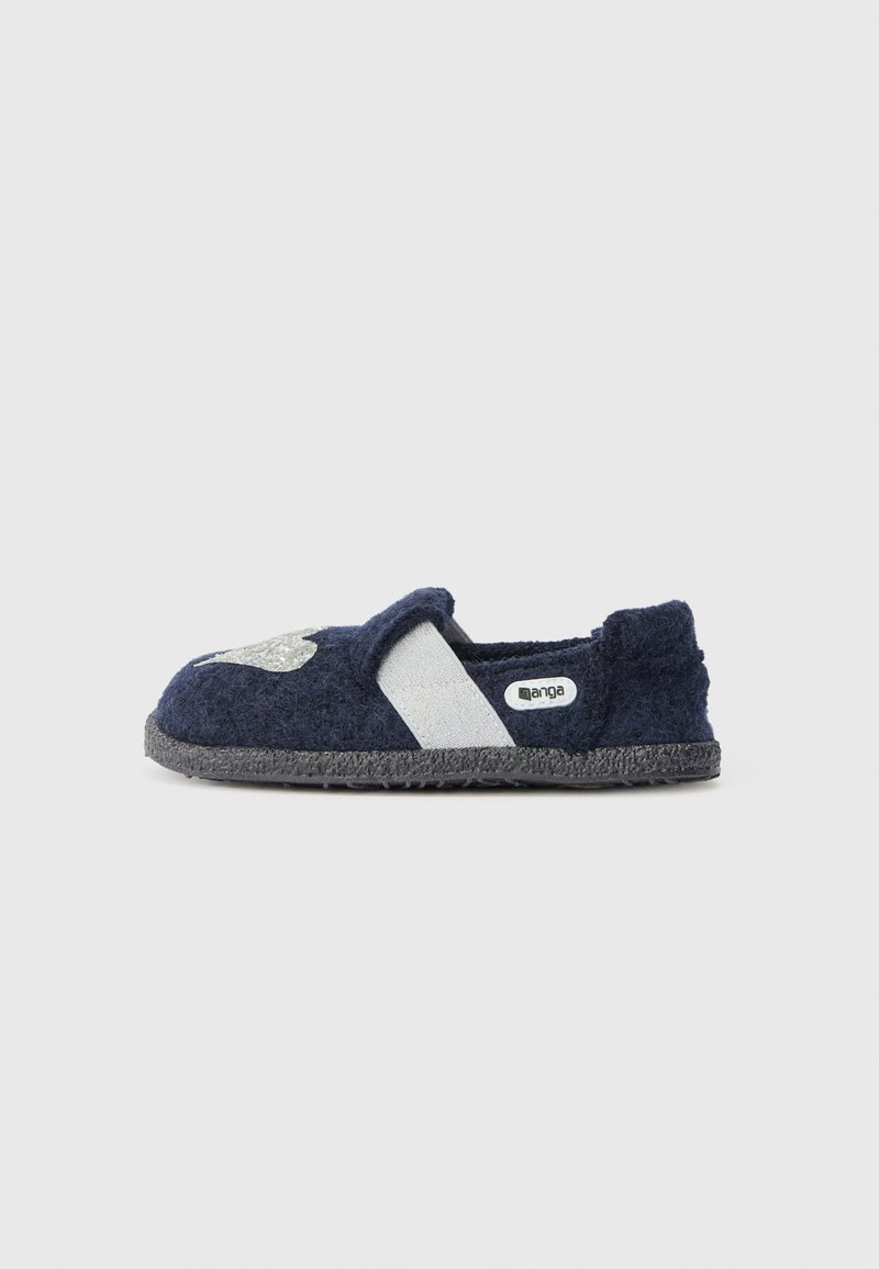 Pantofola in feltro blu navy con fascia elastica grigia. Presenta un accento argentato e una suola testurizzata per la presa. Design casual e facile da indossare.