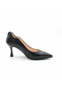 Escarpin noir en cuir verni à talon haut avec un bout pointu et une silhouette courbée. Présente un décolleté bas et un accent métallique sur le talon.