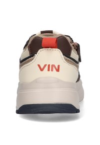 Pánské tenisky s krémovým syntetickým vrškem a hnědými a černými akcenty. Červený poutko, strukturované povrchy a logo "VIN" na patě.