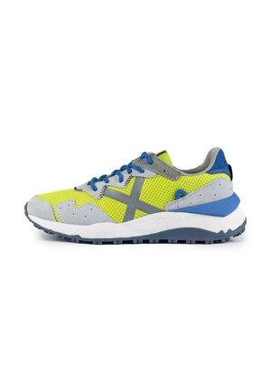Baskets de sport vert lime et gris avec un dessus en mesh, accents bleus et une semelle robuste. Comprend un logo réfléchissant et un design en croix.