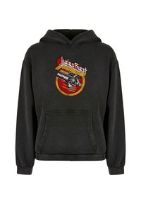Melna kokvilnas kapuce, ar priekšējo kangaro kabatu. Centrāls grafikas dizains ar "Judas Priest" tekstu un spilgtām krāsām aplī.