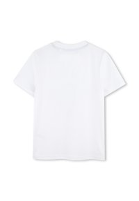 Camiseta blanca de manga corta con cuello redondo, hecha de suave tela de algodón. Presenta un diseño simple y limpio, sin patrones ni acentos.