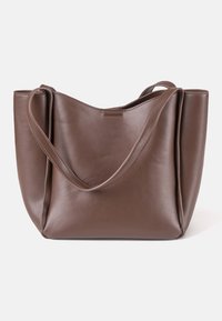 Braune Ledertasche mit zwei Schulterriemen, weichem strukturiertem Körper und leichter nach innen gefalteter Seitenpartie, vor weißem Hintergrund gezeigt.