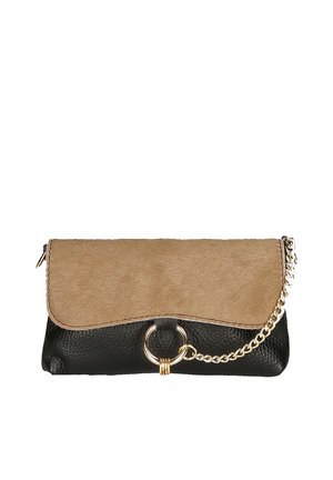 Sac à main avec un rabat en daim beige et une base en cuir noire texturé, bandoulière en chaîne dorée, et un accent circulaire à l'avant.