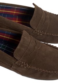 Brune ruskinds loafers med en syet detalje, der har et plaidfor i rød, blå og gul. Blød tekstur og klassiske designelementer.