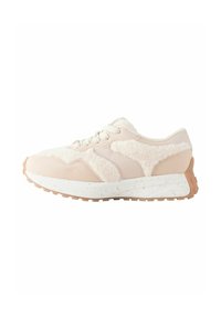 Baskets rose clair en cuir suédé lisse et en polaire texturée, avec une semelle intermédiaire marbrée blanche et une semelle extérieure en caoutchouc.
