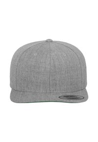 Szürke snapback sapka texturált anyagból, lapos karimával, szellőző lyukakkal és kör alakú folttal az elején.
