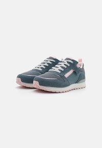 Blå og grå trening sko med rosa aksenter, laget av semsket skinn og tekstil; har snøring og teksturert gummisåle.