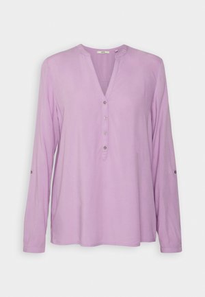 Camicia a maniche lunghe, di colore lavanda, con scollatura a V, placca con cinque bottoni e dettagli a bottone sulle maniche. Tessuto morbido e liscio con una vestibilità rilassata.