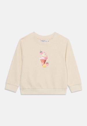Sudadera beige de manga larga para niño con un dibujo colorido de un cucurucho de helado de nata blanda y fruta en el centro del pecho.