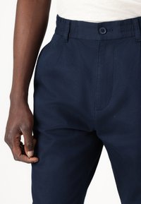 Tommy Jeans ISAAC PANT - Trousers - dark night navy