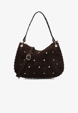 Bruine suède handtas met een ronde vorm, versierd met gouden studs. Heeft een gevlochten rand en een verstelbare schouderband.