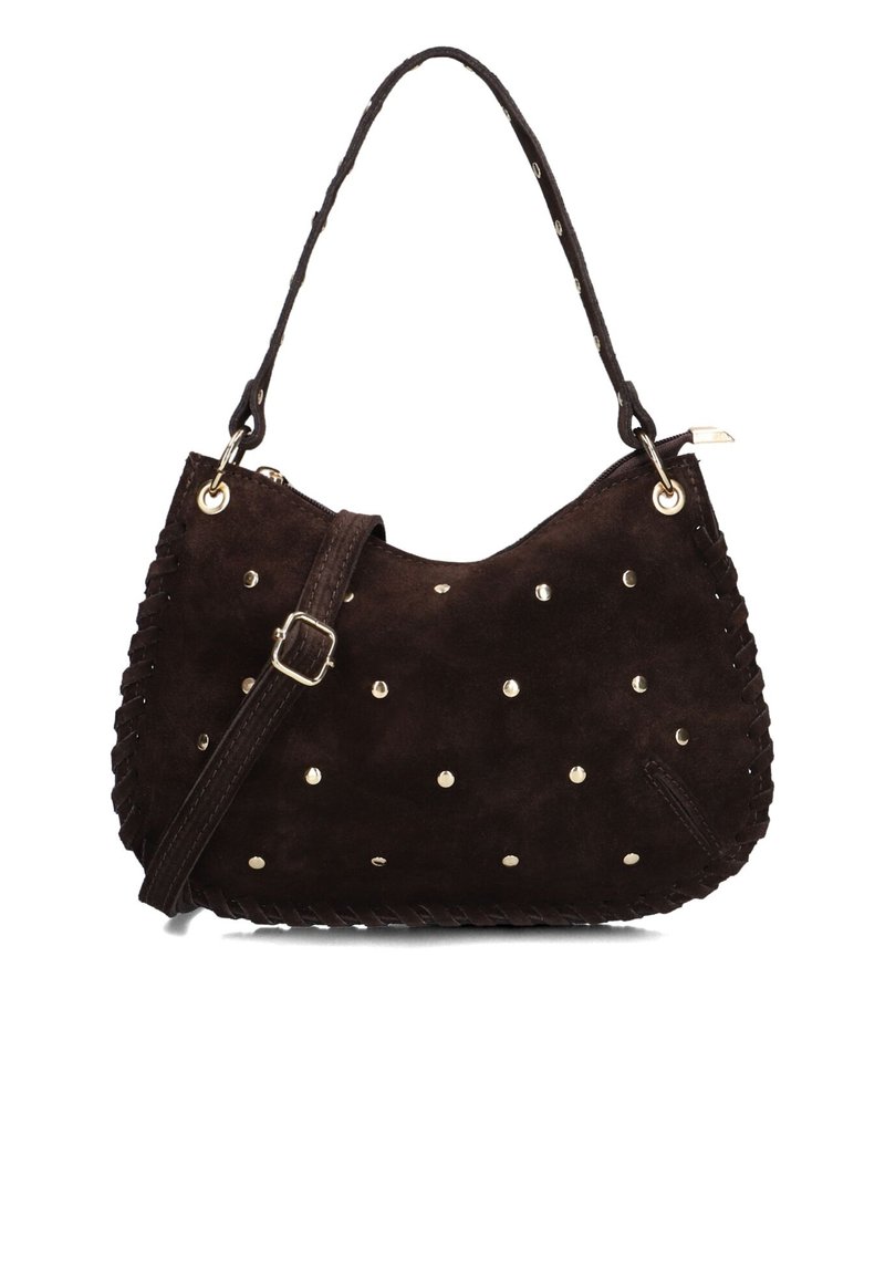 Bruine suède handtas met een ronde vorm, versierd met gouden studs. Heeft een gevlochten rand en een verstelbare schouderband.