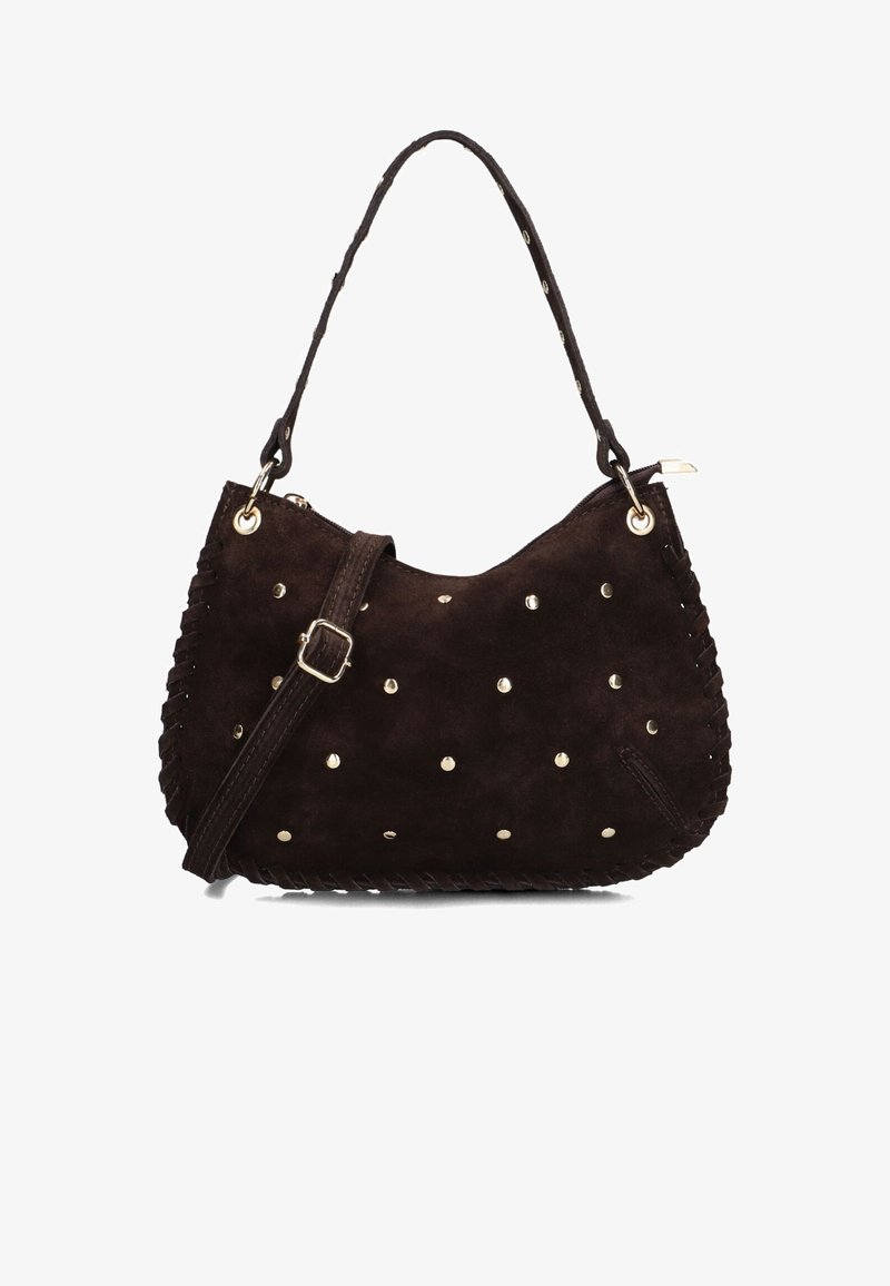 Bruine suède handtas met een ronde vorm, versierd met gouden studs. Heeft een gevlochten rand en een verstelbare schouderband.