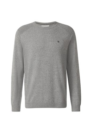 Suéter gris de punto con puños acanalados y cuello redondo. Presenta un logo sutil en el lado izquierdo del pecho, diseñado con una textura suave.