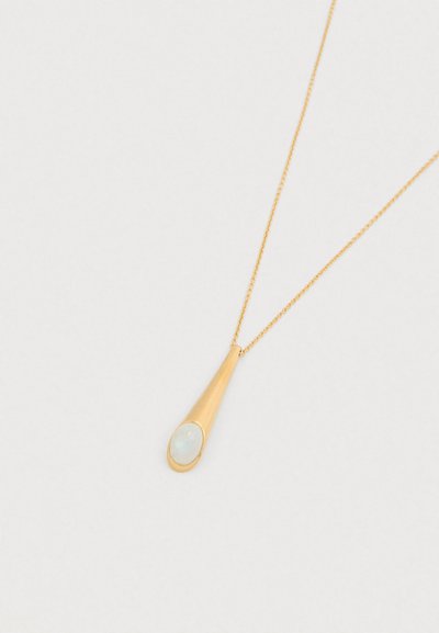 Χρυσό κολιέ αλυσίδα με χρυσό μενταγιόν σε σχήμα σταγόνας, στολισμένο με ένα οβάλ λευκό όπαλιο τοποθετημένο στο στενό άκρο.