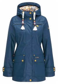 Tummansininen sadetakki hupulla, valkoiset nyörit tupsuilla, kukkakuvioinen sisävuori, keltaiset napit, kaksi etutaskua ja pieni sateenvarjologot.