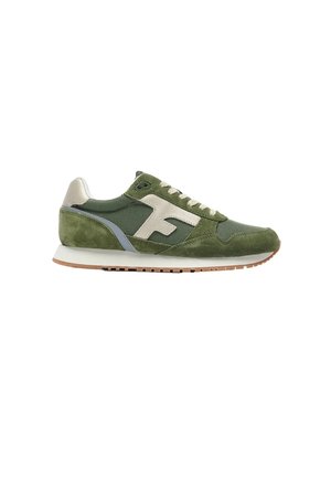 Zapatilla casual verde y beige con cordones blancos, paneles de malla y ante, suela acolchada y un gran logo beige "F" en el lateral.