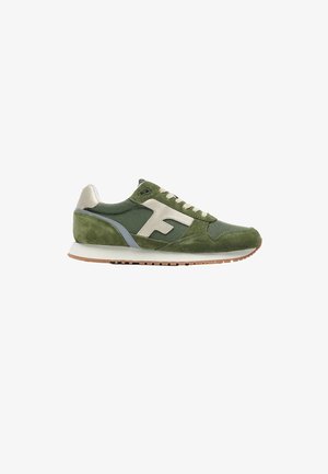 Zapatilla casual verde y beige con cordones blancos, paneles de malla y ante, suela acolchada y un gran logo beige "F" en el lateral.