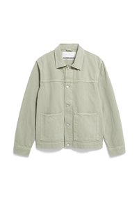 Ljusgrön bomulljacka med knäppning, två framfickor och en klassisk krage. Har en enkel, minimalistisk design.