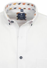 Weißes Hemd mit Knopfleiste und einem Kragen mit einem geometrischen, mehrfarbigen Muster. Enthält eine Brusttasche und ein Markenlabel im Kragen.