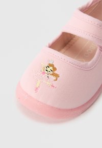 Ροζ καμβαδάτο παπούτσι με μαλακή, λαμπερή καουτσούκ σόλα, που διαθέτει κεντημένο σχέδιο μπαλαρίνας στη μύτη και σταυρωτές ελαστικές λωρίδες.