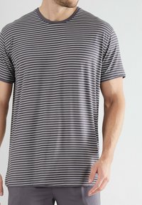 Grau gestreiftes T-Shirt mit kurzen Ärmeln, das weiße horizontale Streifen aufweist. Weicher Stoff, runder Ausschnitt, lockere Passform, leichtes Material.